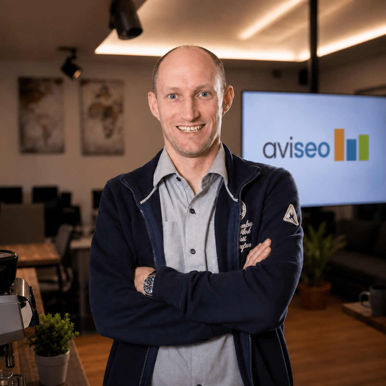 Martin Zelewitz vor einem Bildschirm mit Aviseo-Logo